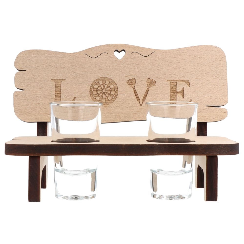 Holzbank mit zwei Schnapsgläsern und dem Schriftzug Love auf der Rückenlehne